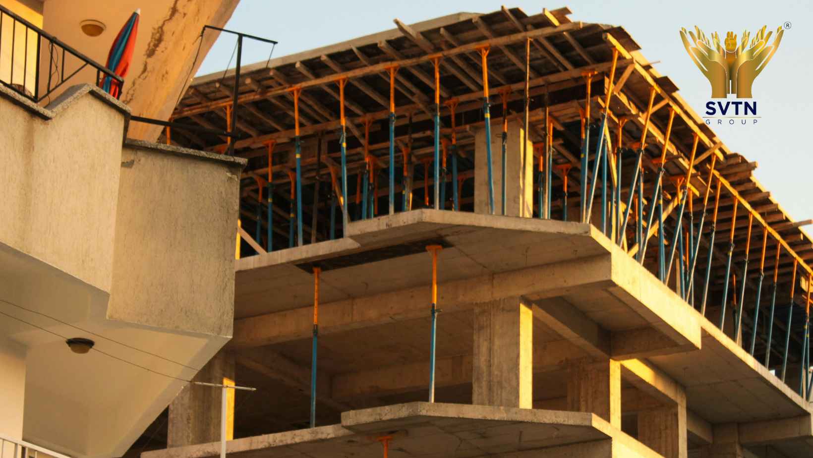 Professional construction engineers reviewing building plans at an active construction site to help homeowners choose the right construction company.